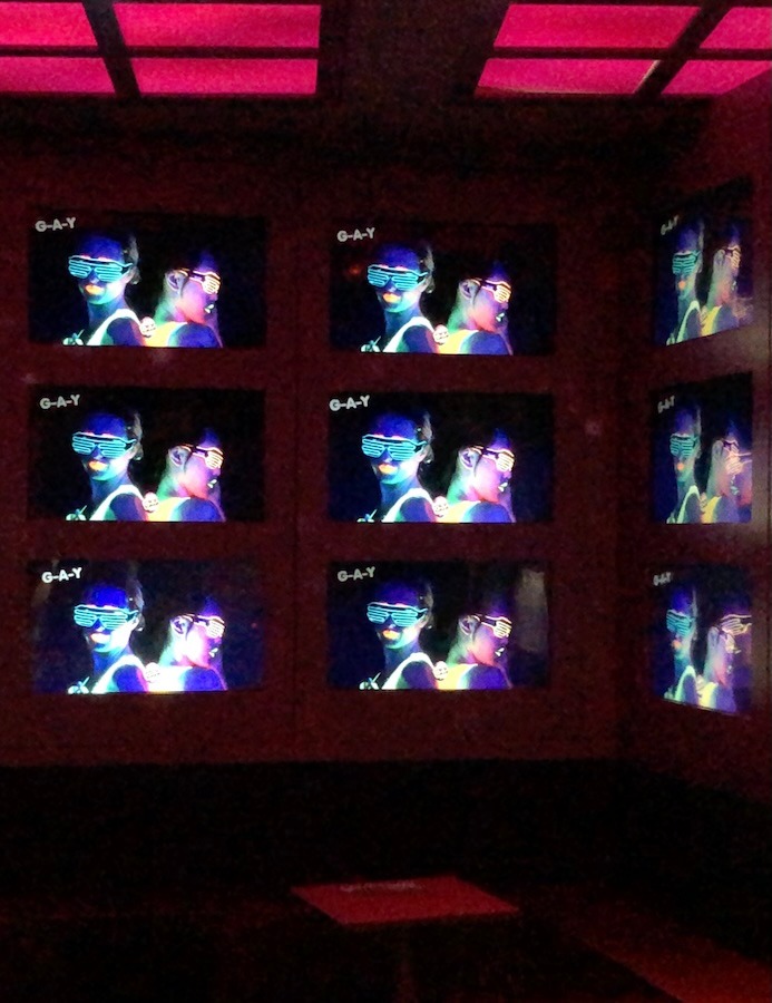 Una pared de vídeo proyectando en el interior a oscuras de un club