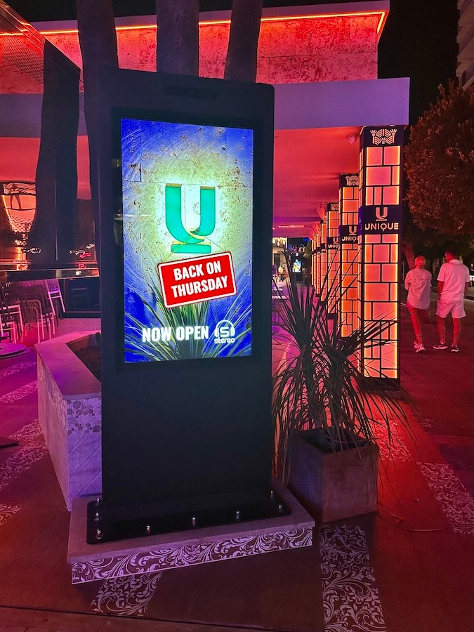 Un tótem publicitario exterior de noche